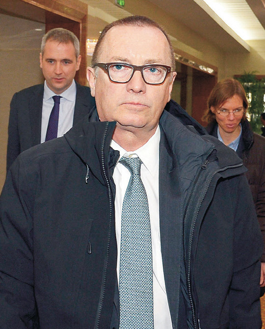 제프리 펠트먼 유엔 사무차장이 5일 오후 유엔 고위급 인사로는 6년 만에 북한을 방문했다.   펠트먼 사무차장이 평양 국제공항에 도착해 걸어나오고 있다.    연합뉴스